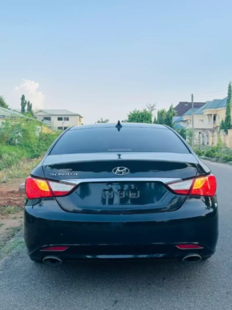 Hyundai Sonata   - 2011