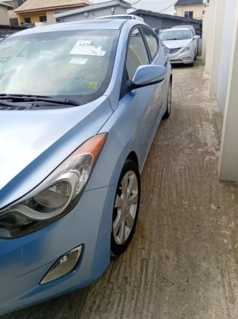 Hyundai Elantra - 2012