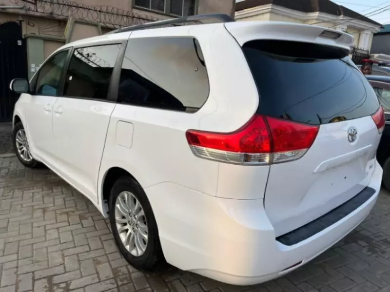 Toyota Sienna   - 2011