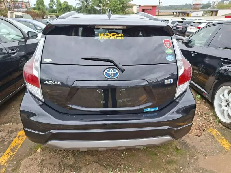 Toyota Aqua Hybrid - 2016