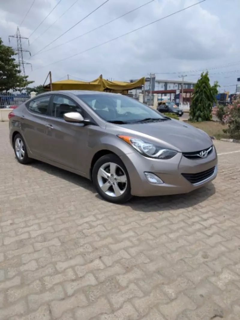 Hyundai Elantra   - 2012