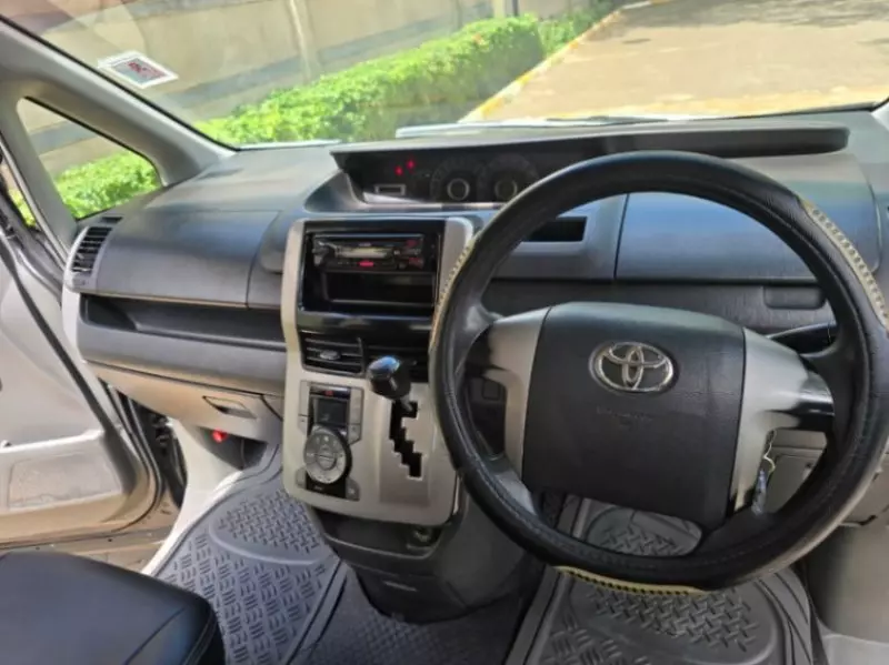 Toyota Noah   - 2013
