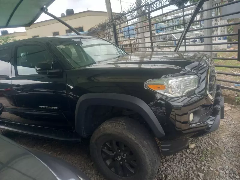 Toyota Tacoma   - 2017