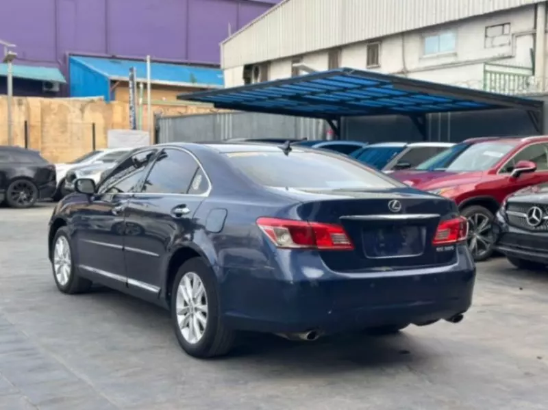 Lexus ES   - 2011