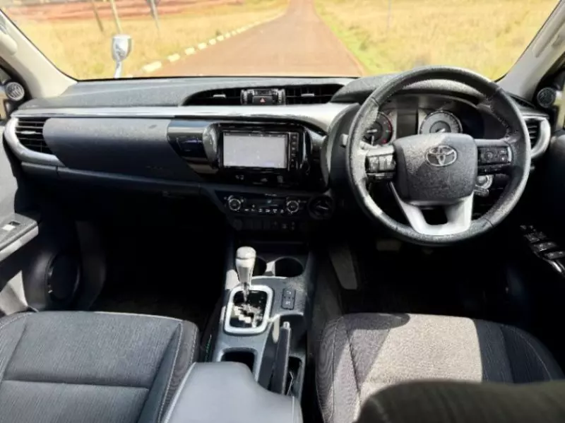 Toyota Hilux    - 2020