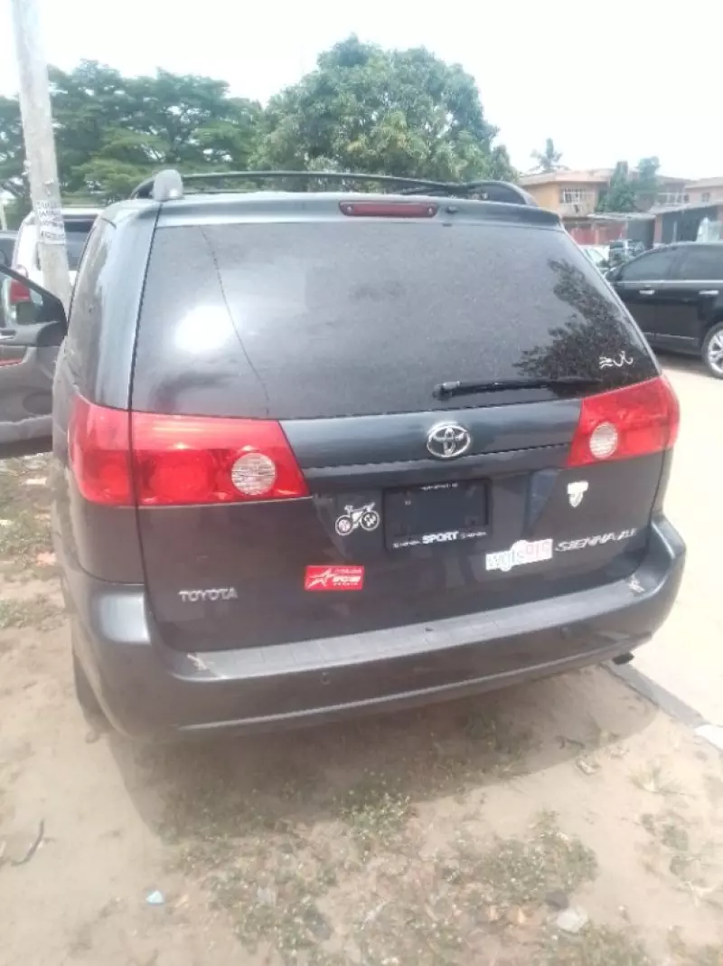 Toyota Sienna   - 2009