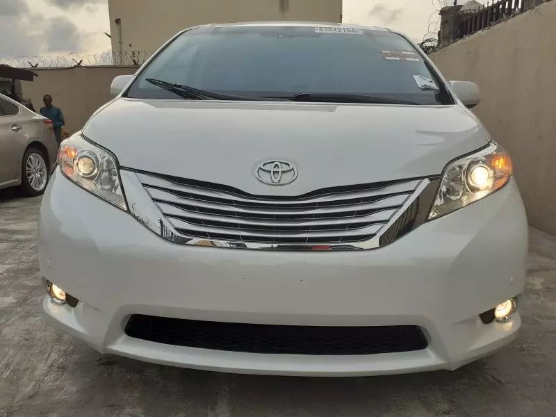 Toyota Sienna   - 2011