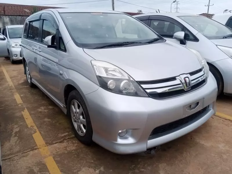 Toyota Isis    - 2011