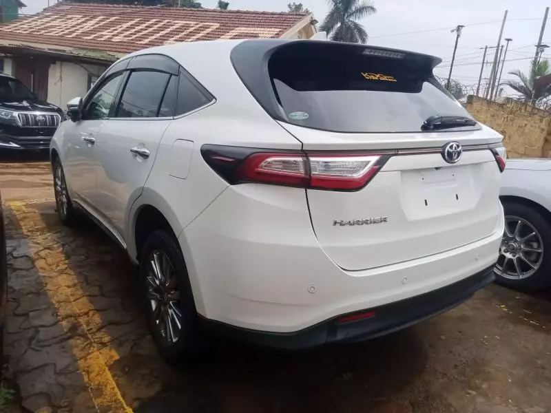 Toyota Harrier   - 2017