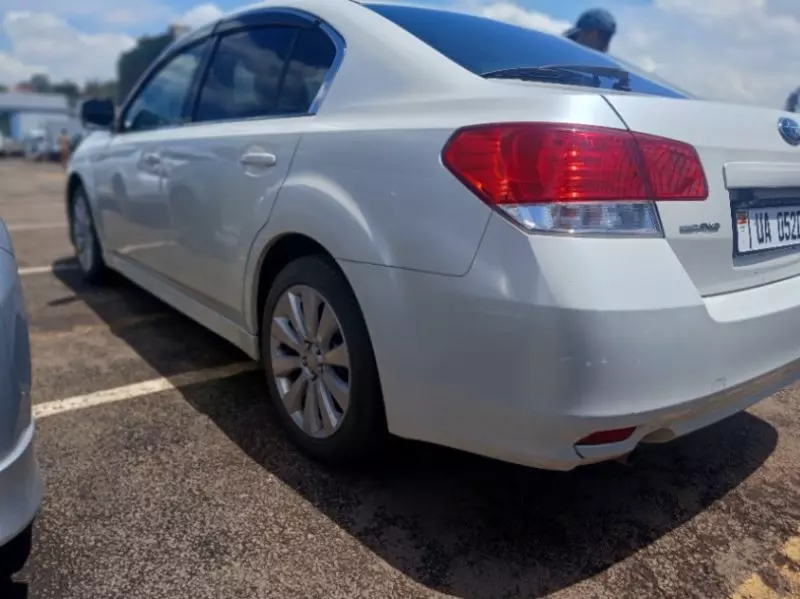 Subaru Legacy   - 2011