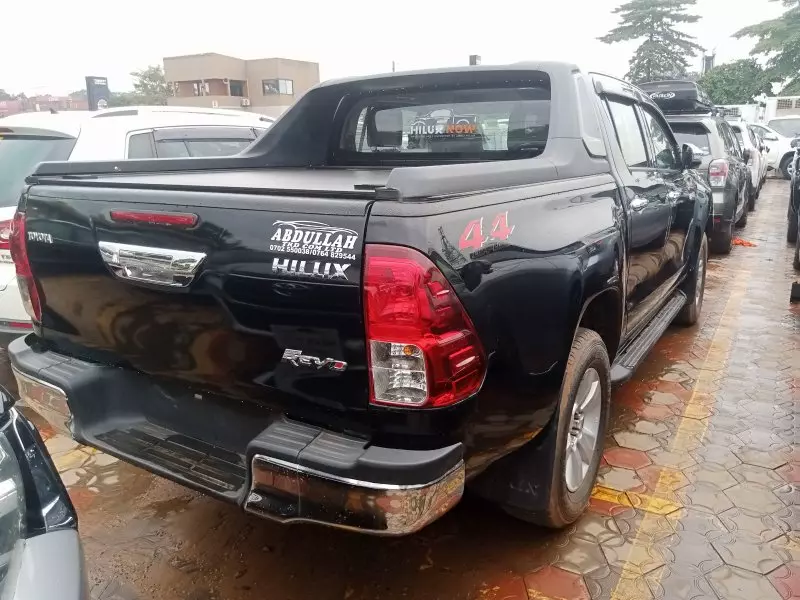 Toyota Hilux   - 2017