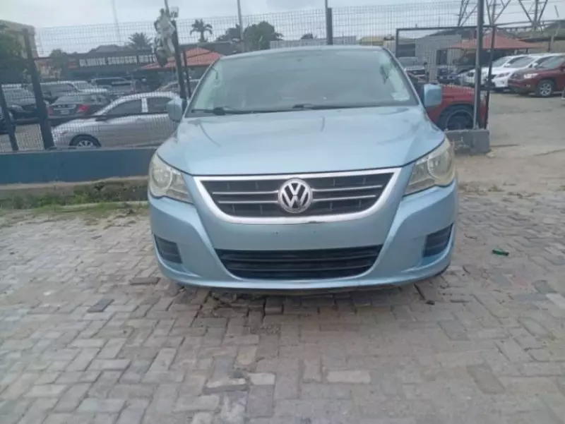 Volkswagen Routan   - 2010