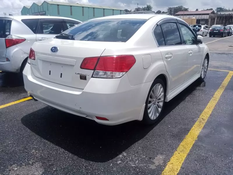 Subaru Legacy   - 2010