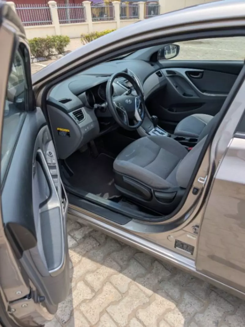 Hyundai Elantra   - 2012