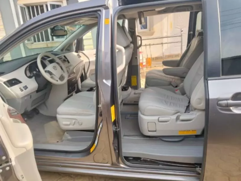 Toyota Sienna   - 2011