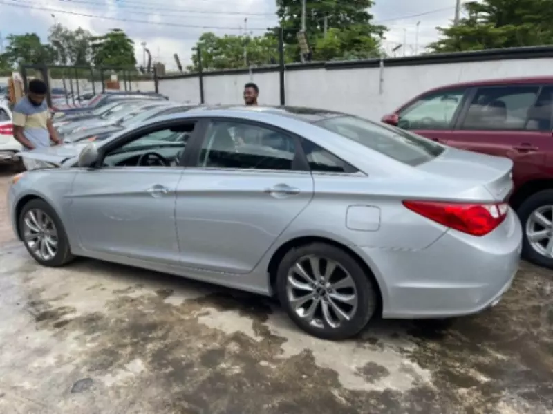 Hyundai Sonata   - 2012