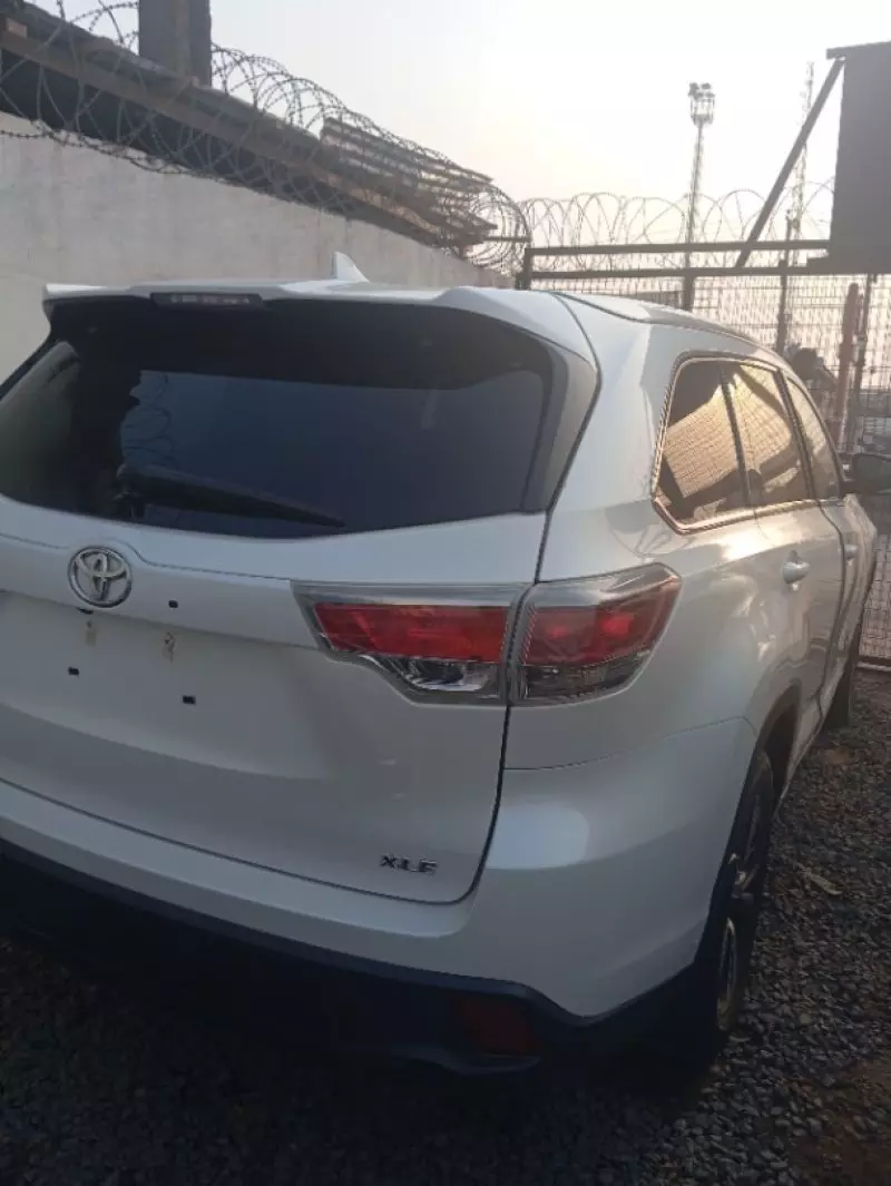 Toyota Highlander   - 2016