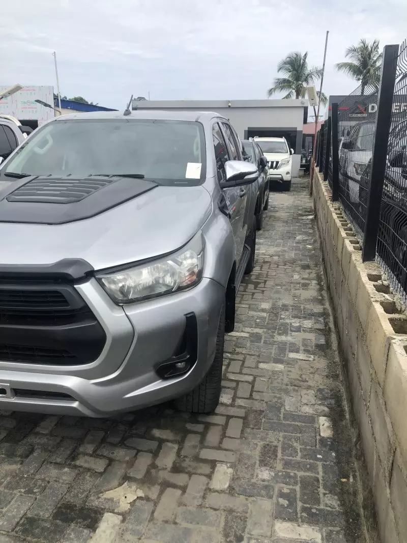 Toyota Hilux    - 2021
