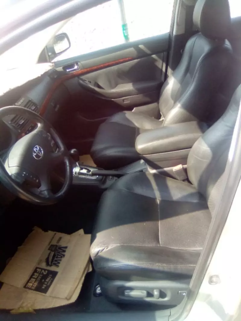 Toyota Avensis   - 2005