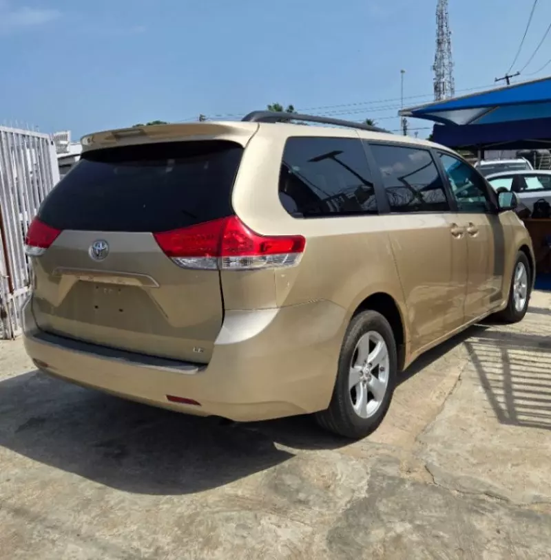 Toyota Sienna   - 2006