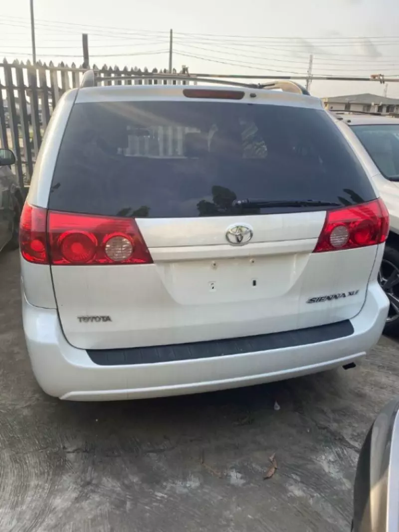 Toyota Sienna   - 2010