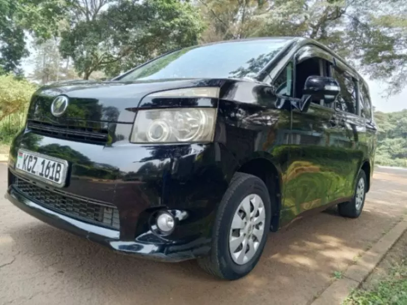 Toyota Voxy    - 2013