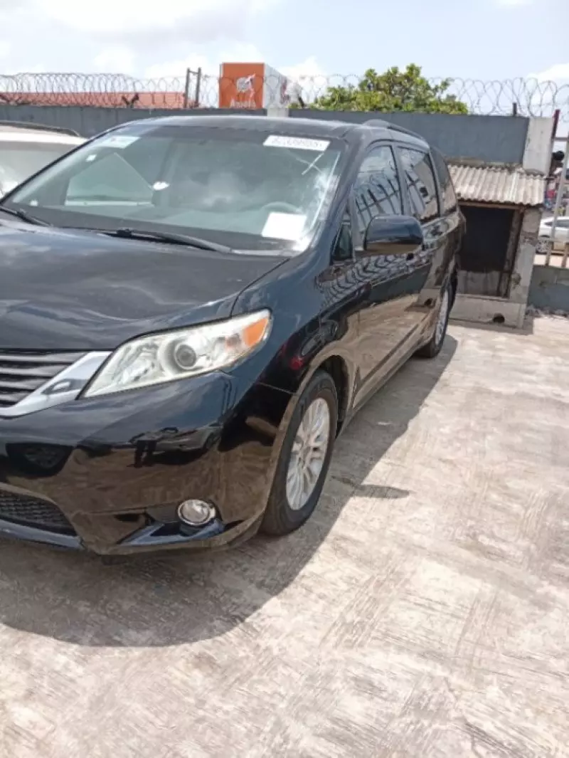 Toyota Sienna   - 2011