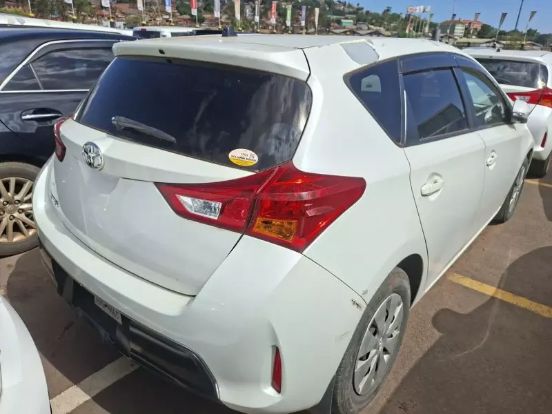 Toyota Auris Hybrid   - 2012