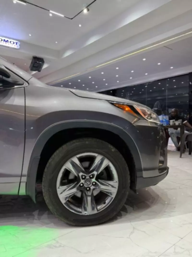 Toyota Highlander   - 2017