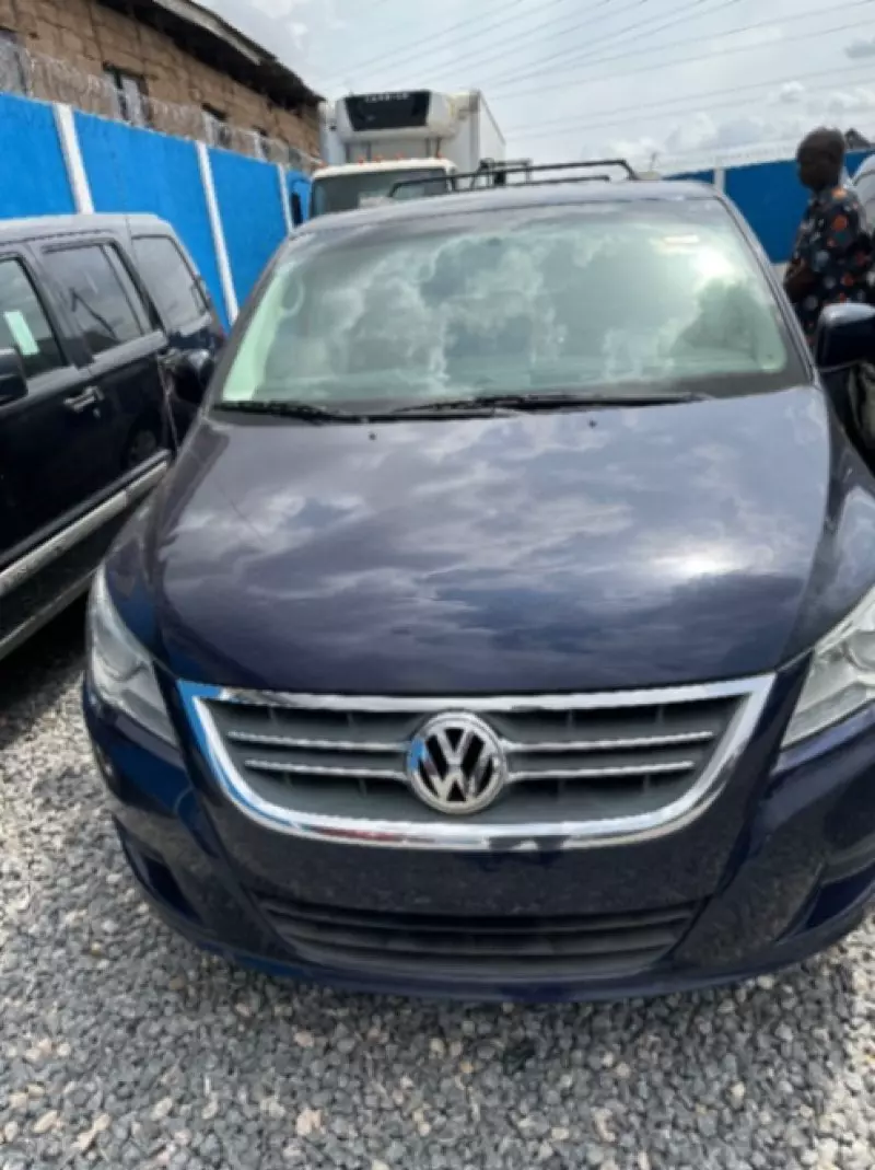 Volkswagen Routan   - 2012