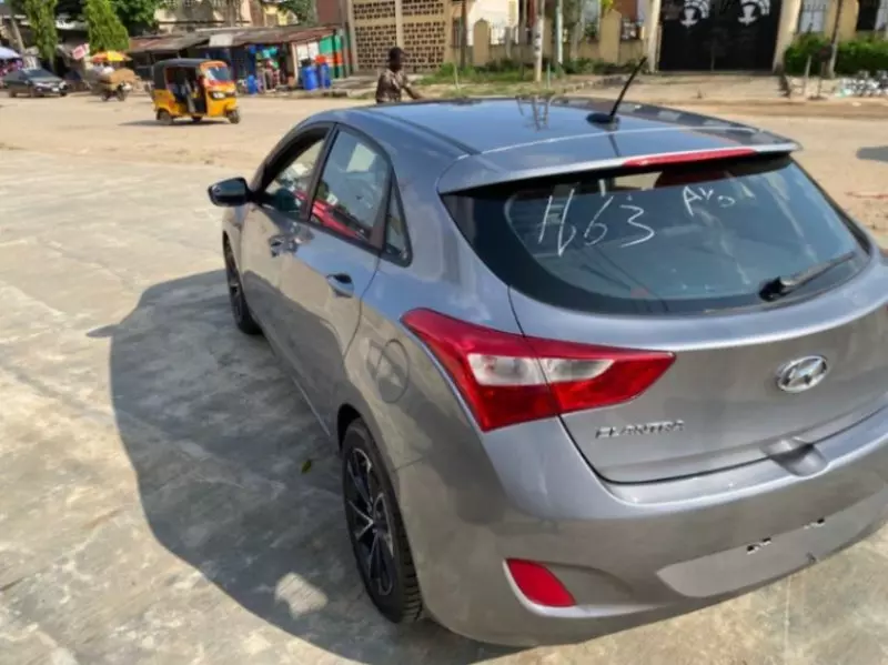 Hyundai Elantra   - 2013