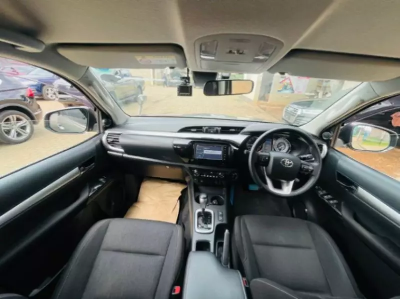 Toyota Hilux   - 2021