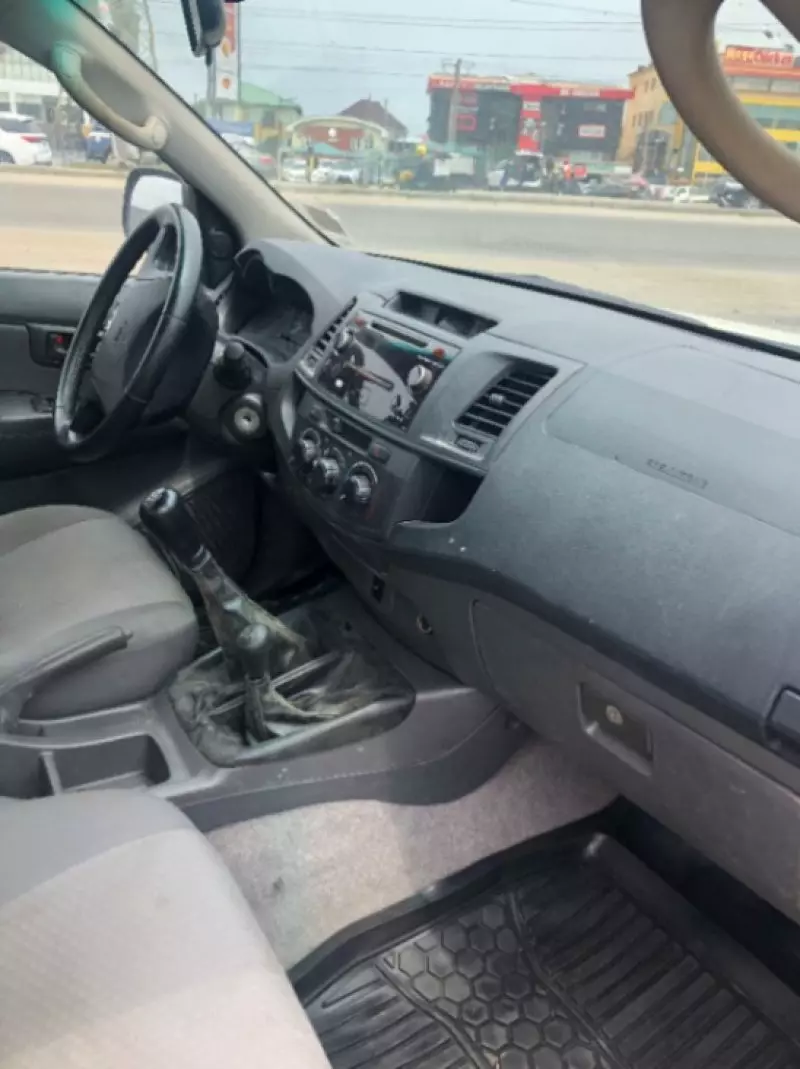 Toyota Hilux   - 2014