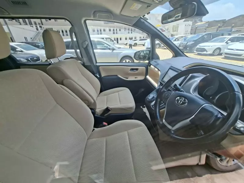 Toyota Noah   - 2016