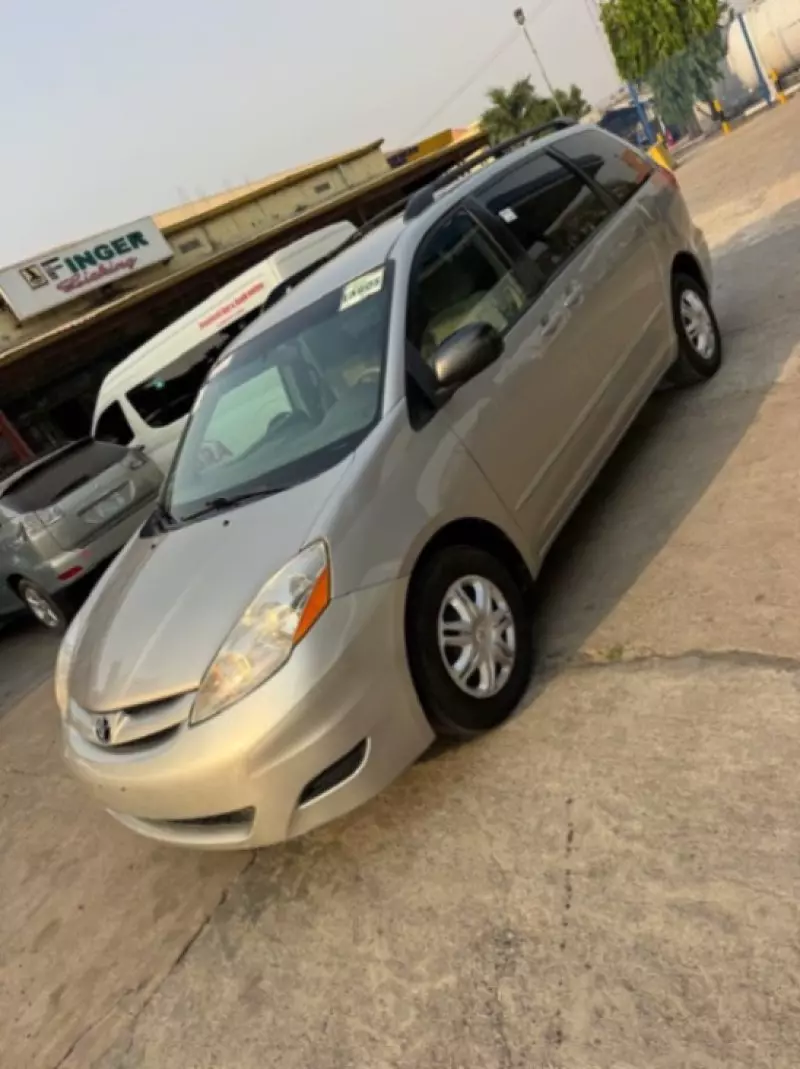 Toyota Sienna   - 2009