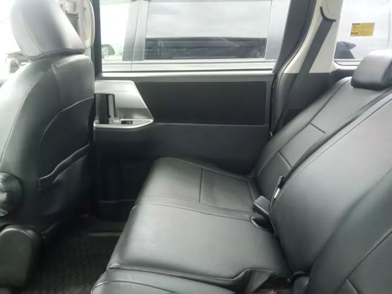 Toyota Noah   - 2012