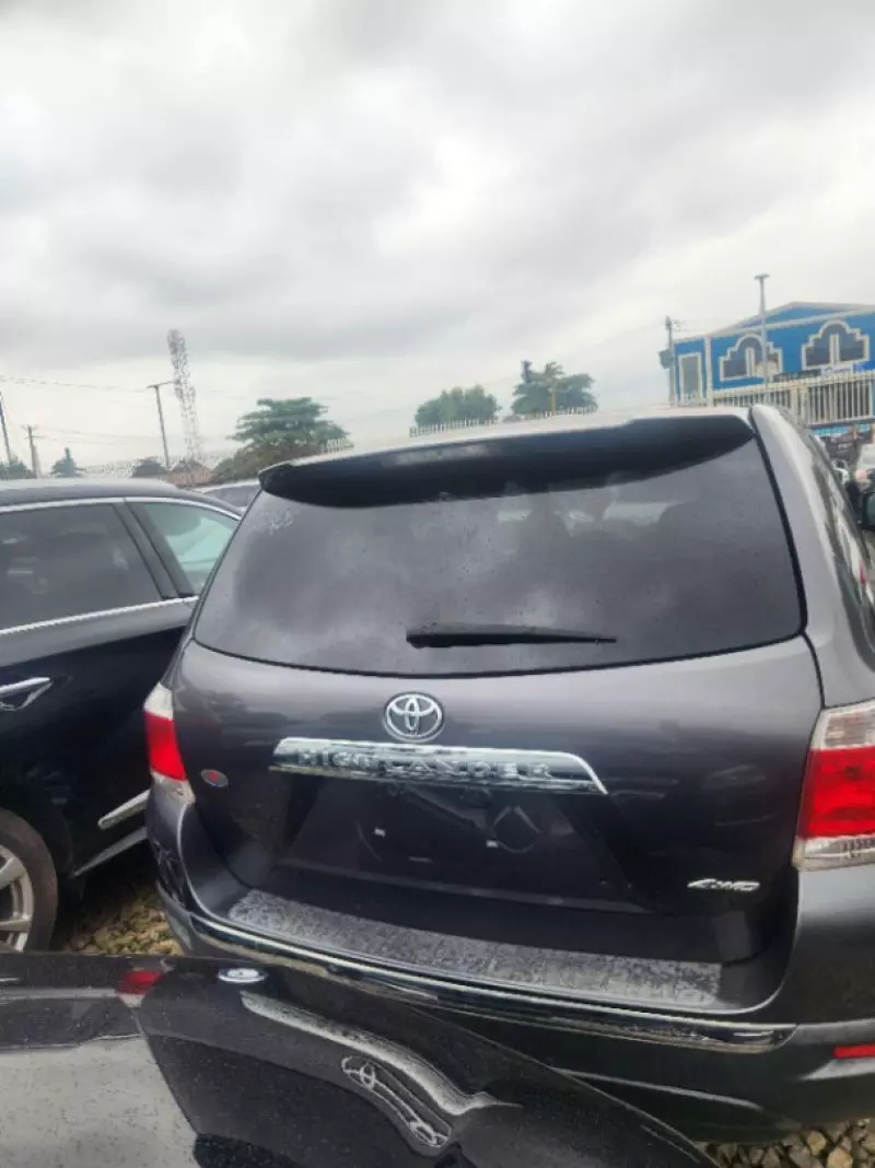 Toyota Highlander   - 2012