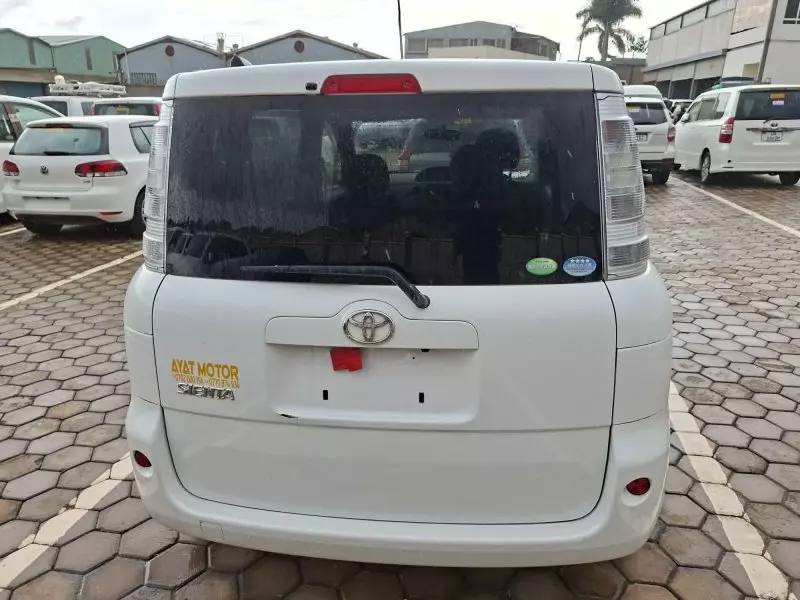 Toyota Sienta   - 2012