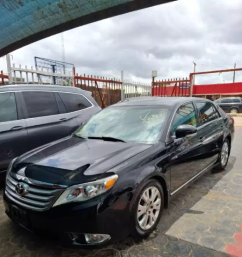 Toyota Avalon   - 2011