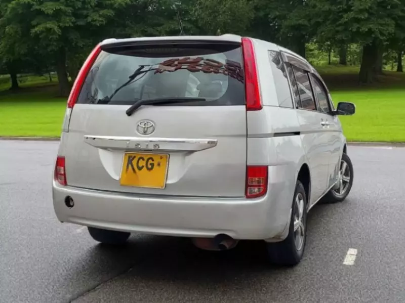 Toyota Isis    - 2009