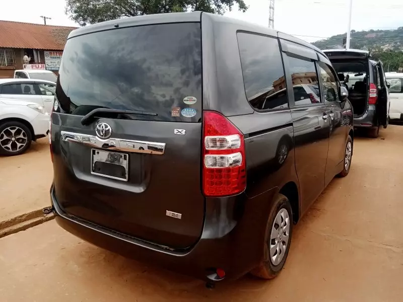 Toyota Noah   - 2012