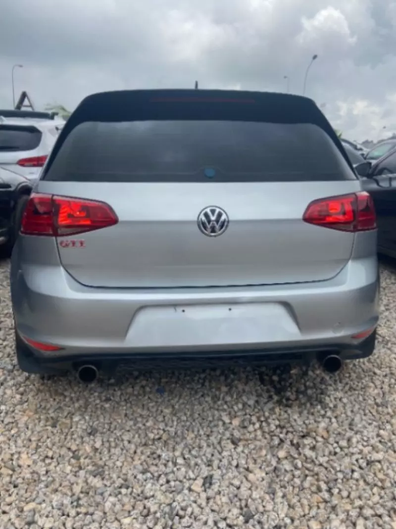 Volkswagen Golf   - 2017
