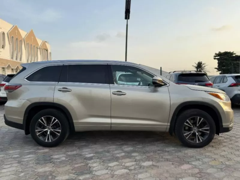 Toyota Highlander   - 2016