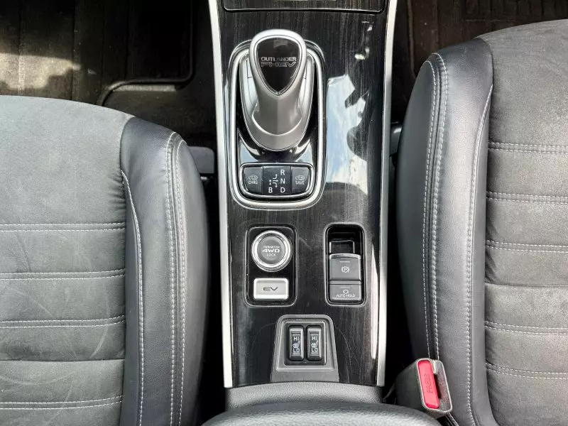 Mitsubishi Outlander hybrid    - 2017