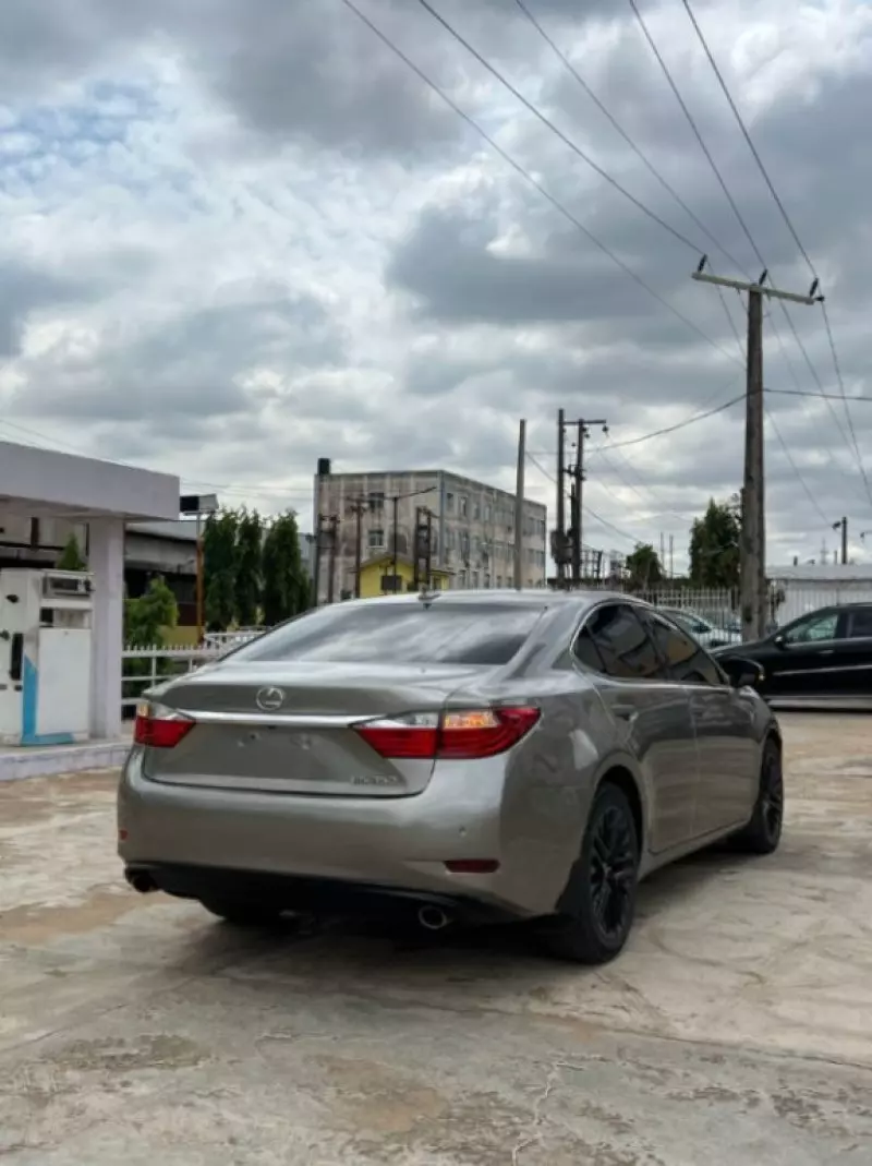 Lexus ES   - 2013