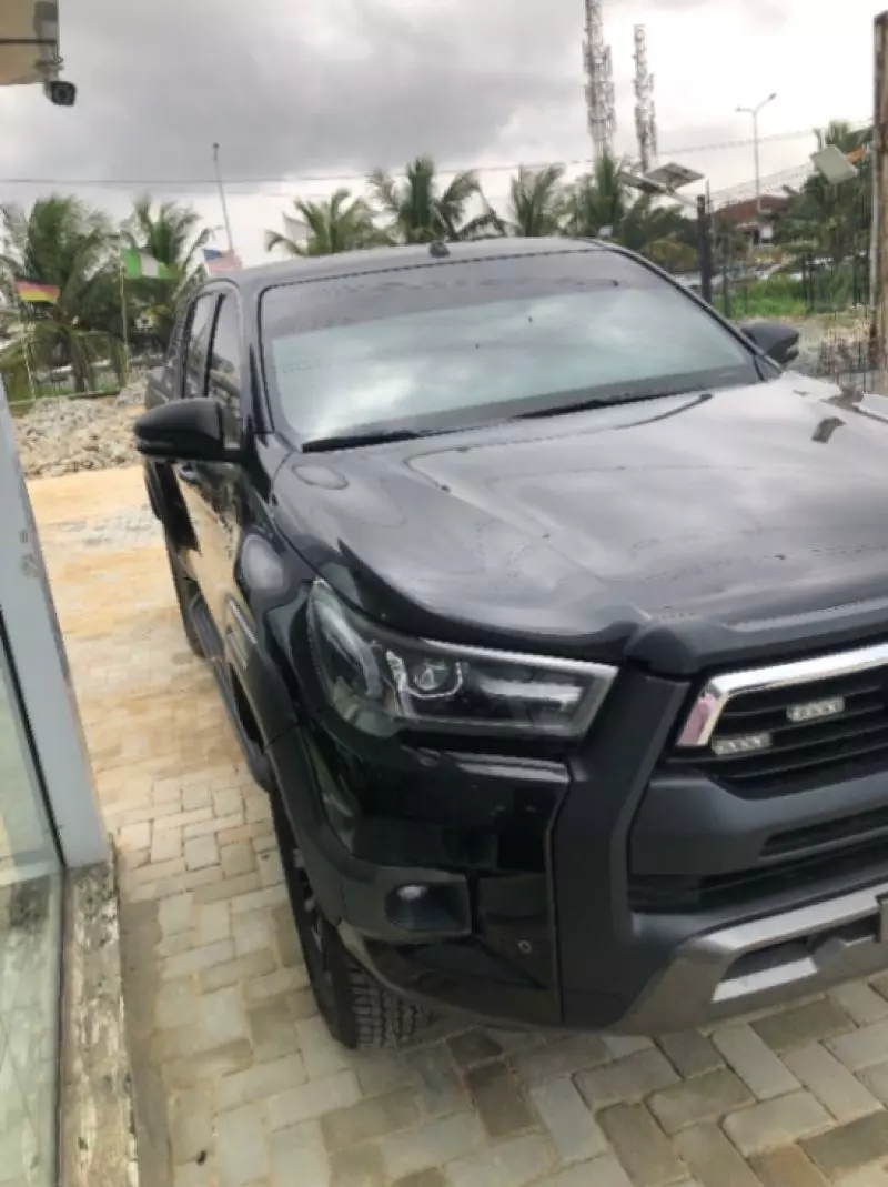 Toyota Hilux   - 2024