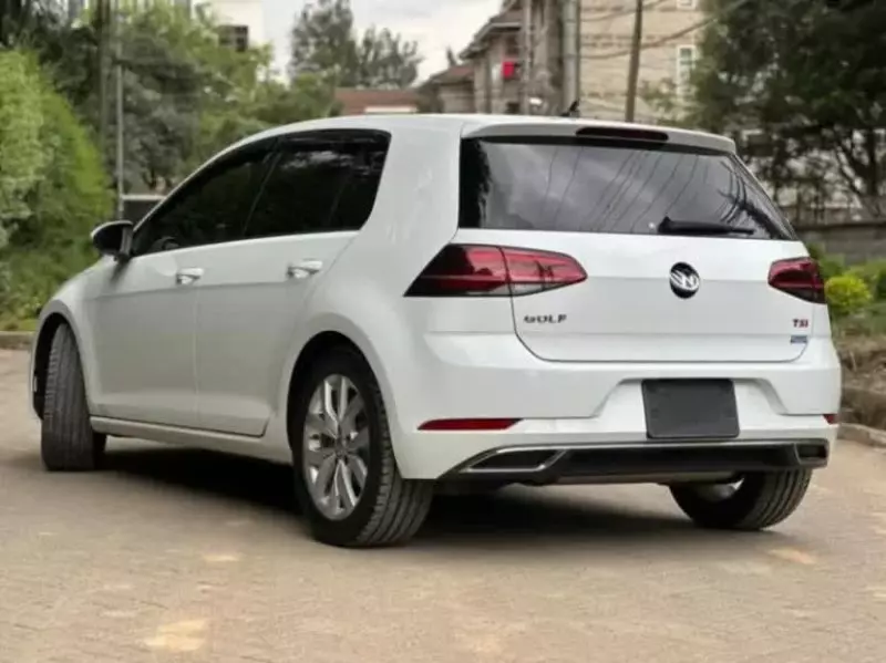 Volkswagen Golf   - 2016