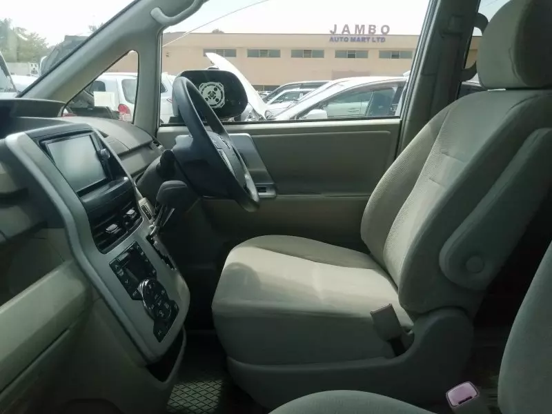 Toyota Noah   - 2012