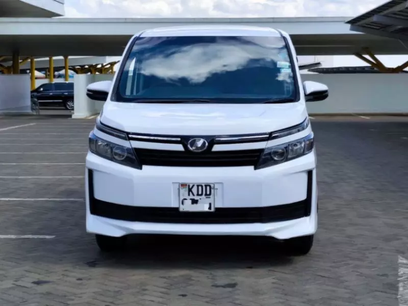 Toyota Voxy    - 2013
