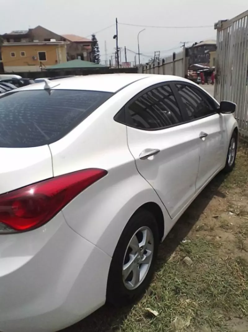 Hyundai Elantra   - 2012